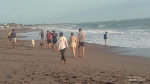 Siang Bolong di Pantai Batu Bolong, Asyik Juga!