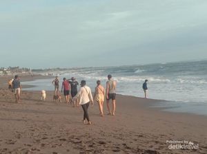 Siang Bolong di Pantai Batu Bolong, Asyik Juga!