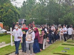 Nurul Arifin Masukkan Barang-barang Kecintaan Maura ke Peti Jenazah