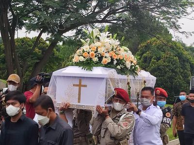 Momen Nurul Arifin-Mayong Melepas Maura Magnalia Selamanya