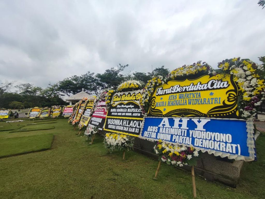 Karangan Bunga AHY hingga Prabowo di Pemakaman Putri Nurul Arifin