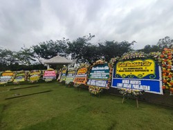 Pemakaman Anak Nurul Arifin, Karangan Bunga Banjiri San Diego Hills