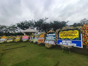 Pemakaman Anak Nurul Arifin, Karangan Bunga Banjiri San Diego Hills Pemakaman Anak Nurul Arifin, Karangan Bunga Banjiri San Diego Hills