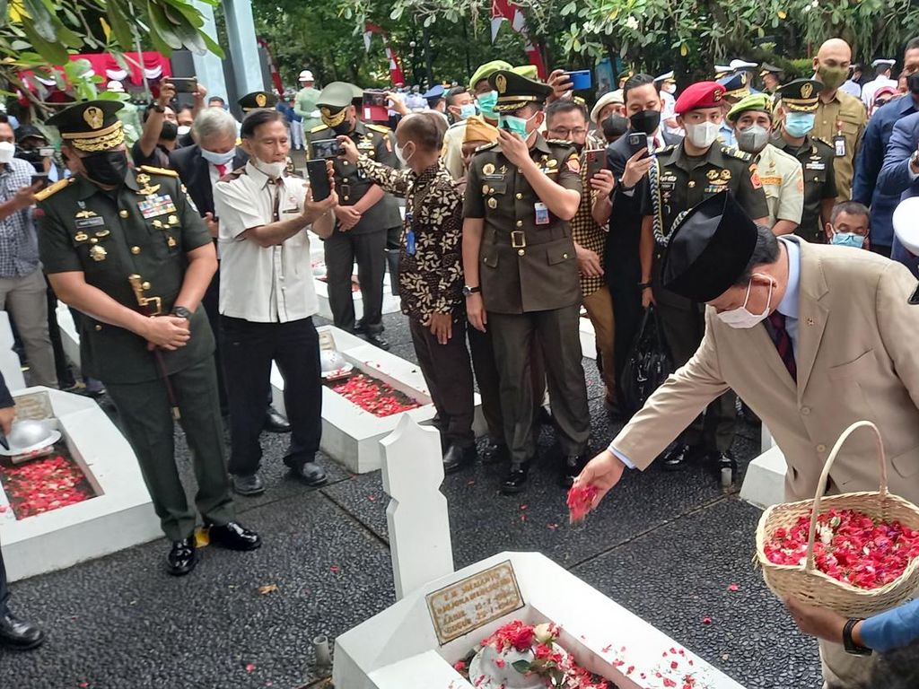 Peringati Hari Bakti Taruna, Prabowo Ziarah ke TMP Taruna Tangerang