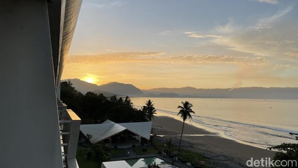 Sunrise di Samudra Beach Palabuhanratu Bisa Jadi yang Terbaik