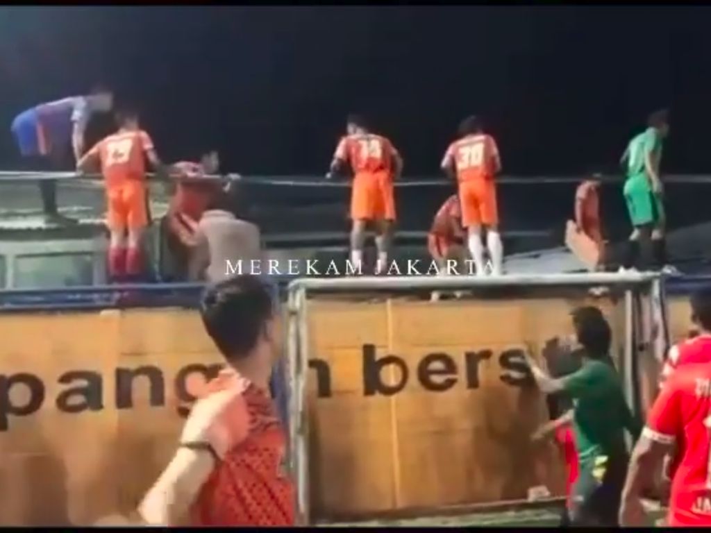 Heboh! Ricuh Warga Vs Pemain Bola di Muara Angke Jakut