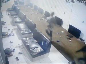 Terekam CCTV! Detik-detik Penyerangan Rental PS Diduga oleh Geng Motor