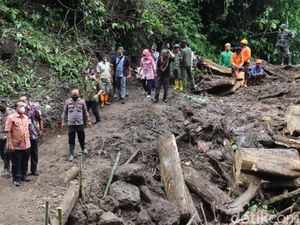 Awas Licin! Jalan Karanganyar-Lebaknarang Pekalongan Mulai Dibuka