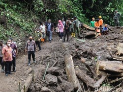 Awas Licin! Jalan Karanganyar-Lebaknarang Pekalongan Mulai Dibuka