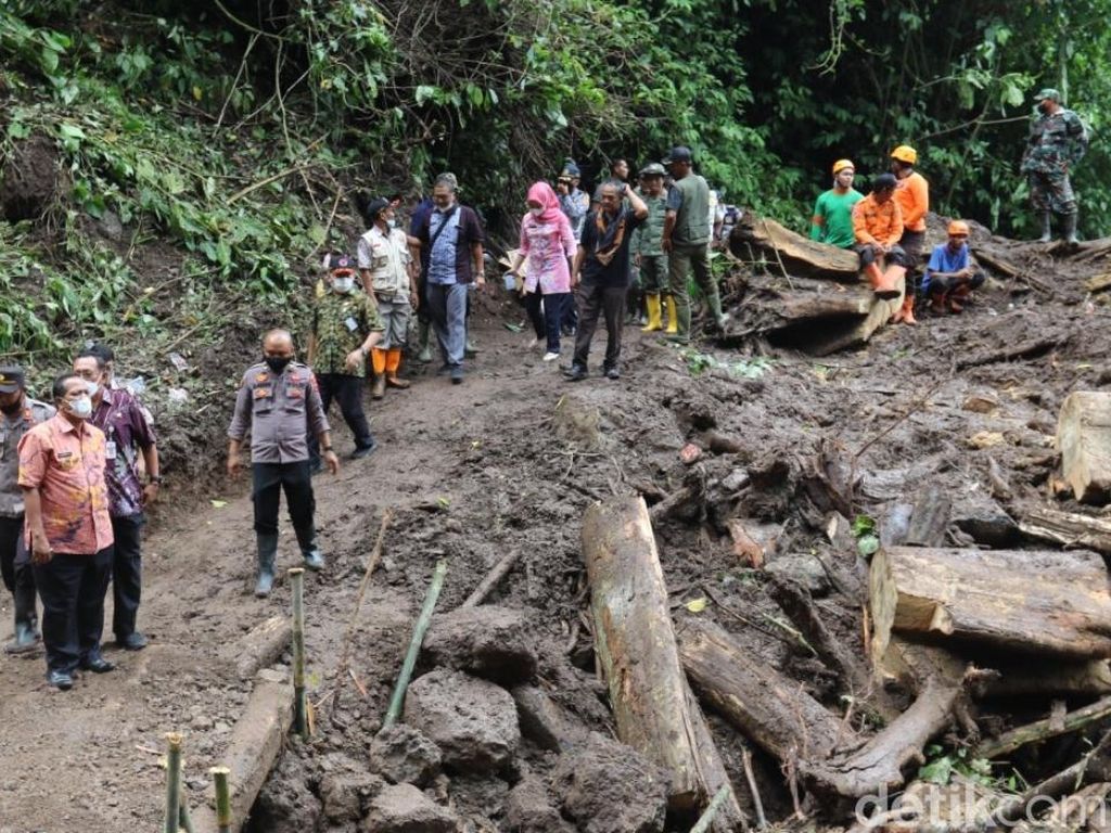 Awas Licin! Jalan Karanganyar-Lebaknarang Pekalongan Mulai Dibuka Awas Licin! Jalan Karanganyar-Lebaknarang Pekalongan Mulai Dibuka