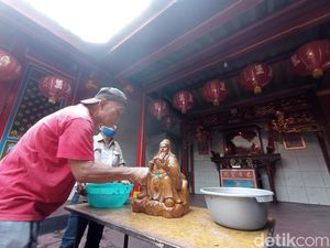 Sambut Imlek, Warga Tionghoa di Cirebon Bersihkan Patung Dewa