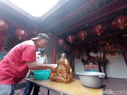 Sambut Imlek, Warga Tionghoa di Cirebon Bersihkan Patung Dewa
