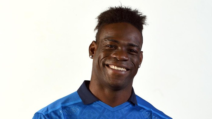 FLORENCE, ITALY - JANUARY 26: Mario Balotelli of Italy poses during an official portrait session after a Italy training session at Centro Tecnico Federale di Coverciano on January 26, 2022 in Florence, Italy. (Photo by Claudio Villa/Getty Images)