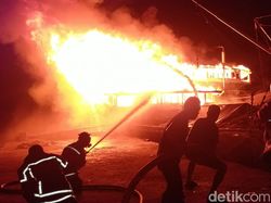 Dua Kapal Pengangkut Beras Terbakar di Pelabuhan Lontangnge Parepare