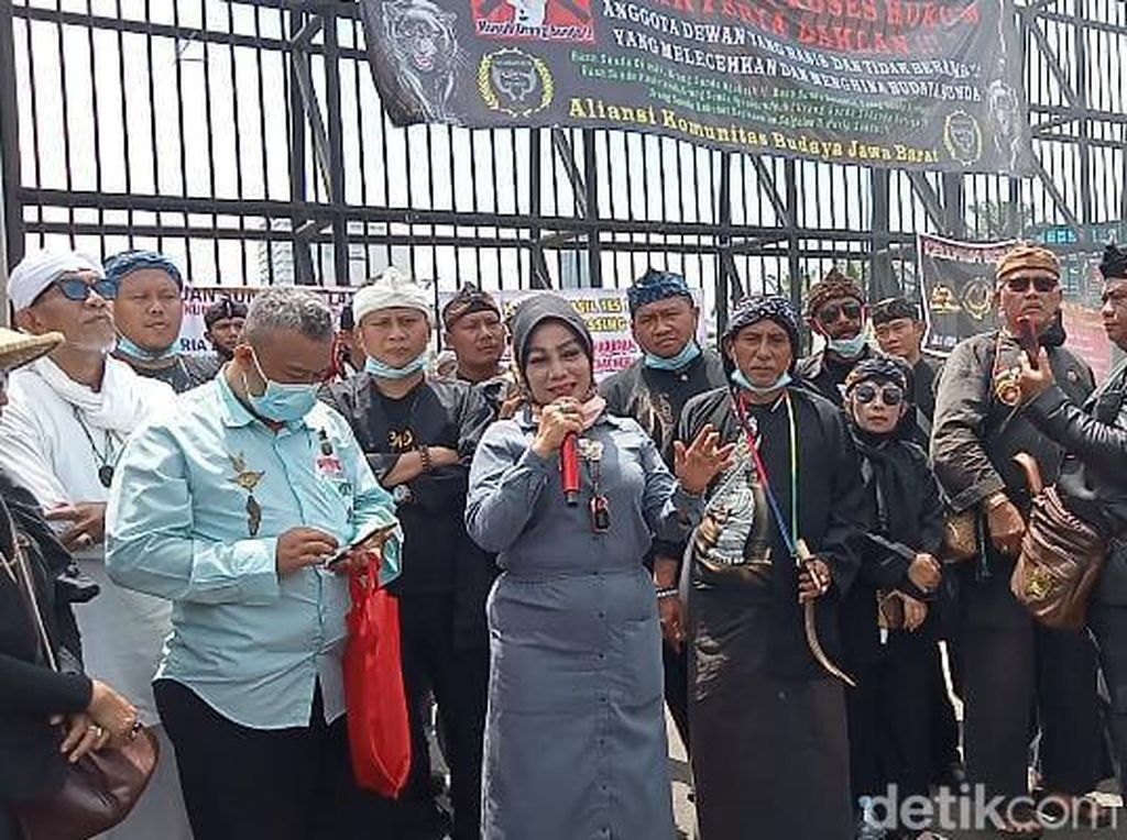 Anggota DPD Temui Massa Demo Arteria Dahlan: Aspirasi Diteruskan ke MKD