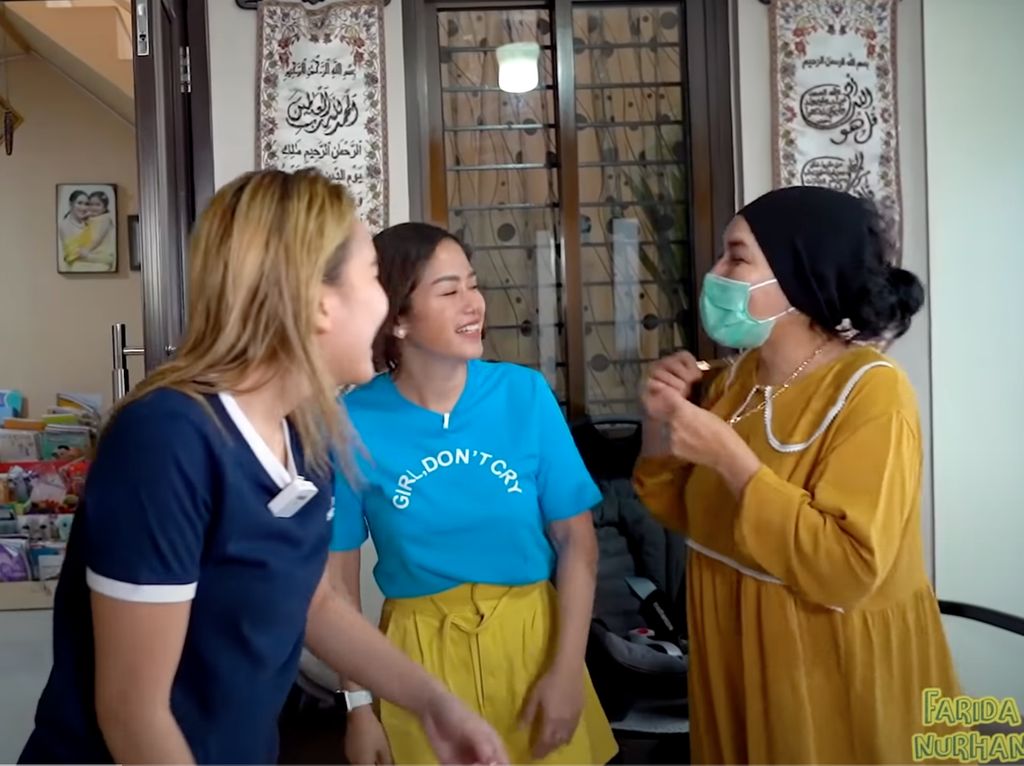 7 Momen Ibu Ayu Ting Ting Pakai Strap Mask Dari Emas Asli yang Bikin Salfok
