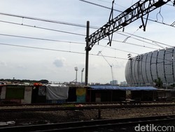 Bedeng-bedeng Rel Belakang JIS Hendak Dibongkar, Sejak Kapan Dihuni?