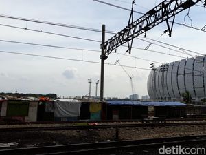 Bedeng-bedeng Rel Belakang JIS Hendak Dibongkar, Sejak Kapan Dihuni? Bedeng-bedeng Rel Belakang JIS Hendak Dibongkar, Sejak Kapan Dihuni?