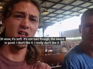 Pertama Kali Cicip Otak Kambing, Bule Amerika Ini Mual!