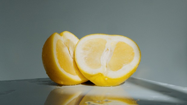 Campuran lemon, kayu manis, dan madu bisa meredakan flu dan batuk/ Foto: Pexels/ Anna Nekrashevich Campuran lemon, kayu manis, dan madu bisa meredakan flu dan batuk