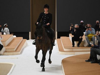 7 Potret Aksi Putri Monako Berkuda di Catwalk Chanel, Banjir Kecaman