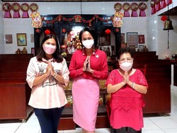 Kunjungi Vihara Jelang Imlek, Legislator Christina Bawa Pesan Persaudaraan