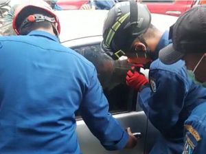 Damkar Evakuasi Bocah 4 Tahun yang Terjebak dalam Mobil di Depok Damkar Evakuasi Bocah 4 Tahun yang Terjebak dalam Mobil di Depok