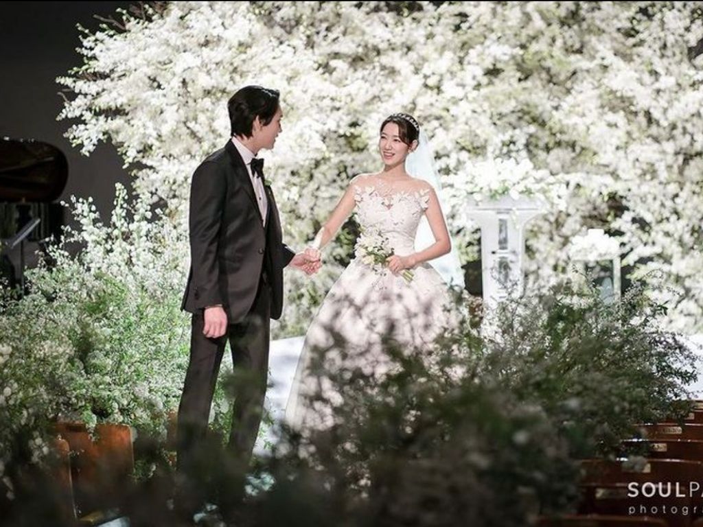 Inspirasi Dekorasi Penuh Bunga di Pernikahan Park Shin Hye dan Choi Tae Joon Inspirasi Dekorasi Penuh Bunga di Pernikahan Park Shin Hye dan Choi Tae Joon