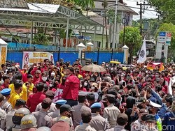 Polisi Pemerkosa Mahasiswi Dihukum Ringan, Mahasiswa Geruduk Kejati Kalsel