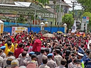 Momen Mahasiswa Demo Kejati Kalsel, Protes Polisi Pemerkosa Dihukum Ringan