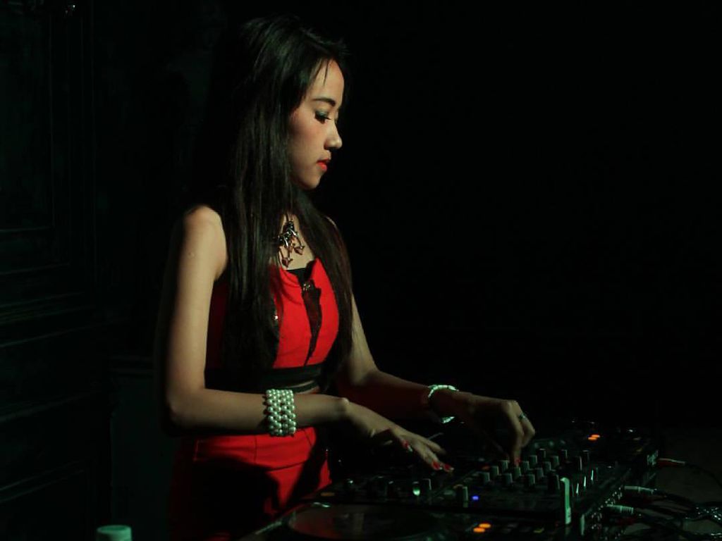 Doa dan Nyala Lilin Buat DJ Indah Cleo dan Korban Bentrok Sorong