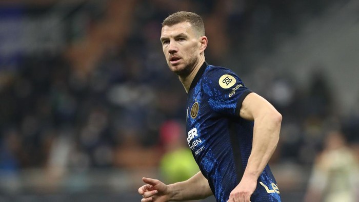 MILAN, ITALY - JANUARY 22: Edin Dzeko of FC Internazionale looks on during the Serie A match between FC Internazionale and Venezia FC at Stadio Giuseppe Meazza on January 22, 2022 in Milan, Italy. (Photo by Marco Luzzani/Getty Images)