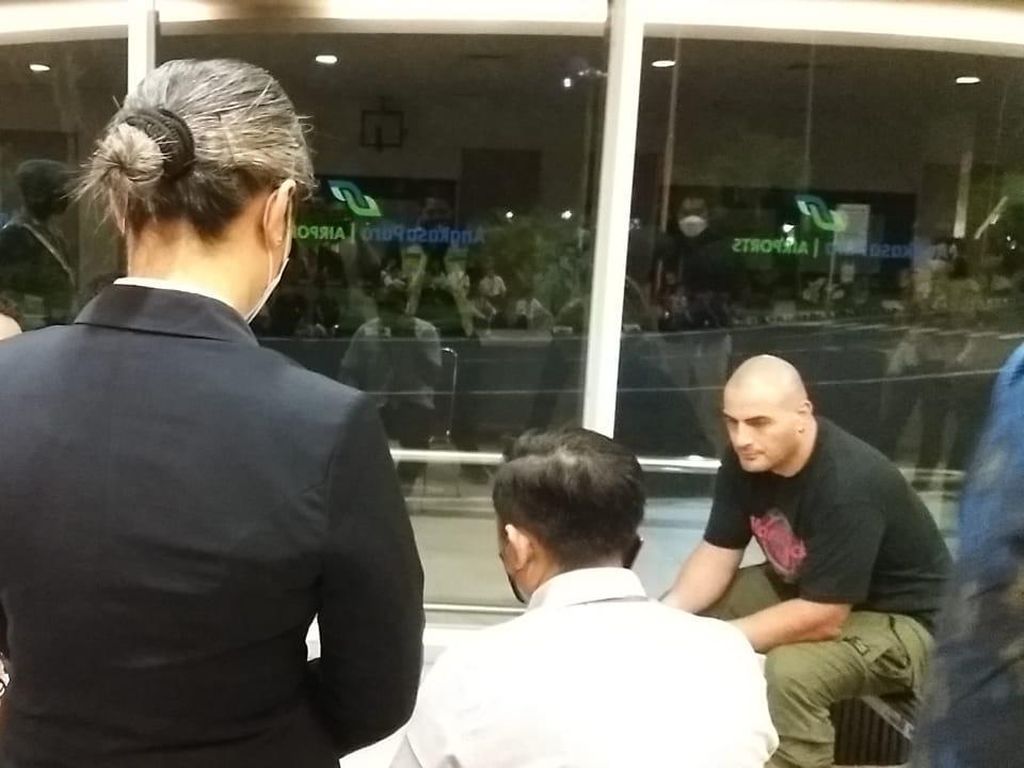 WNA Ngamuk Gegara Ketinggalan Pesawat di Bali Pukul Petugas Avsec-Polisi WNA Ngamuk Gegara Ketinggalan Pesawat di Bali Pukul Petugas Avsec-Polisi