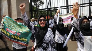 Minta Jangan Di-PHP-in, Guru Honorer Geruduk DPR