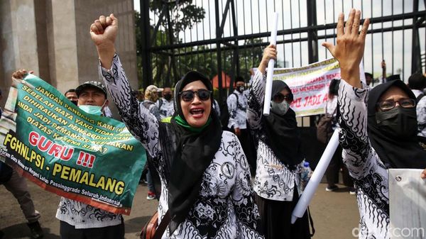 Minta Jangan Di-PHP-in, Guru Honorer Geruduk DPR