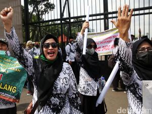 Minta Jangan Di-PHP-in, Guru Honorer Geruduk DPR