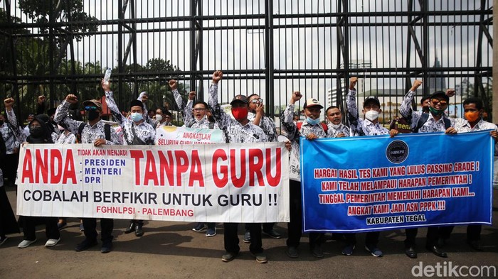 Forum Guru Honorer Negeri Lulus Passing Grade Seluruh Indonesia (FGHNLPSI)  menggelar aksi unjuk rasa di depan gedung DPR, Kamis (27/1). Salah satu tuntutannya adalah menolak seleksi PPPK guru tahap 3.