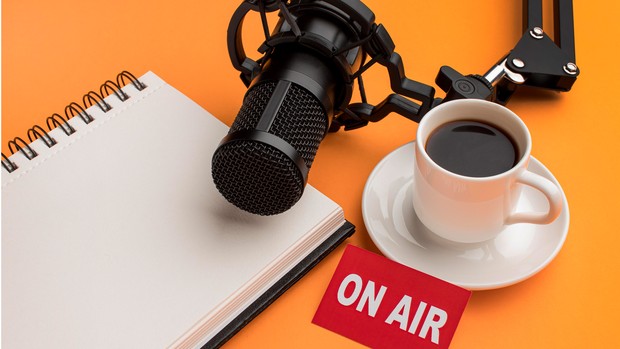 Radio gabungan dari hiburan dan informasi yang dikemas komplit.