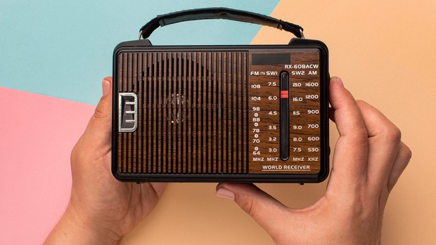 Radio jarang bikin pendengarnya bosan karena bisa pilih berbagai frekuensi.