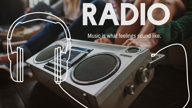 Radio menghadirkan musik yang acak.