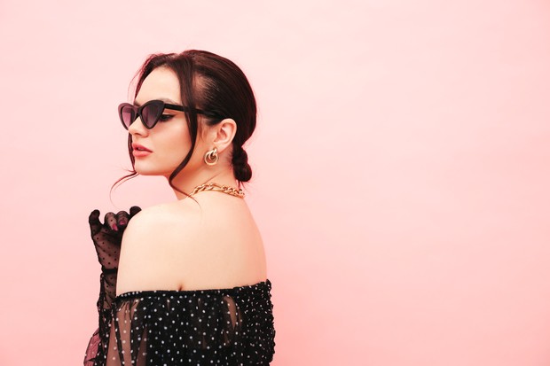 Hindari memakai perhiasan berlebihan