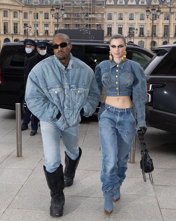 Julia Fox dan Kanye West tampil serasi menggunakan denim. keduanya kompak mengenakan denim di acara Schiaparelli begitu serasi.