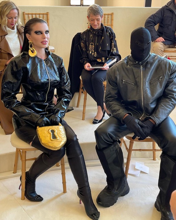Julia Fox dan Kanye West tampil serasi dengan balutan serba hitam. Julia mengenakan Leather Black Dress dengan tight boots dan anting besarnya.