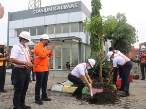 Bikin Betah, KAI Daop 8 Surabaya Percantik Stasiun dengan Program Penghijauan Bikin Betah, KAI Daop 8 Surabaya Percantik Stasiun dengan Program Penghijauan
