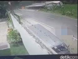 Ngeri! Mobil Tabrak Dinding, Penumpang Terpental dari Kaca Depan di Tasikmalaya