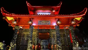 Melihat Lagi Keindahan Klenteng Fuk Tet Che saat Malam Hari