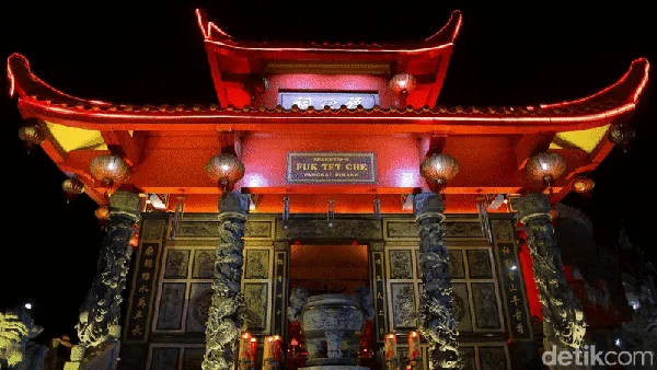 Melihat Lagi Keindahan Klenteng Fuk Tet Che saat Malam Hari