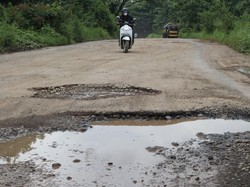 Jalan Lingkar Utara Majalengka Rusak Parah, Bahayakan Pengendara