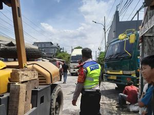 Evakuasi Truk Kontainer Patah As di Kalideres Selesai, Lalin Normal Lagi Evakuasi Truk Kontainer Patah As di Kalideres Selesai, Lalin Normal Lagi