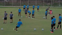 Sejumlah pesepak bola Timnas Indonesia melakukan latihan di Lapangan Gelora Samudra Kuta, Badung, Bali, Rabu (26/1/2022). Indonesia akan menghadapi Timor Leste dalam dua laga. Laga pertama digelar di Stadion Kapten I Wayan Dipta, Kamis (27/1/2022). Pertemuan berikutnya berlangsung tiga hari berselang.